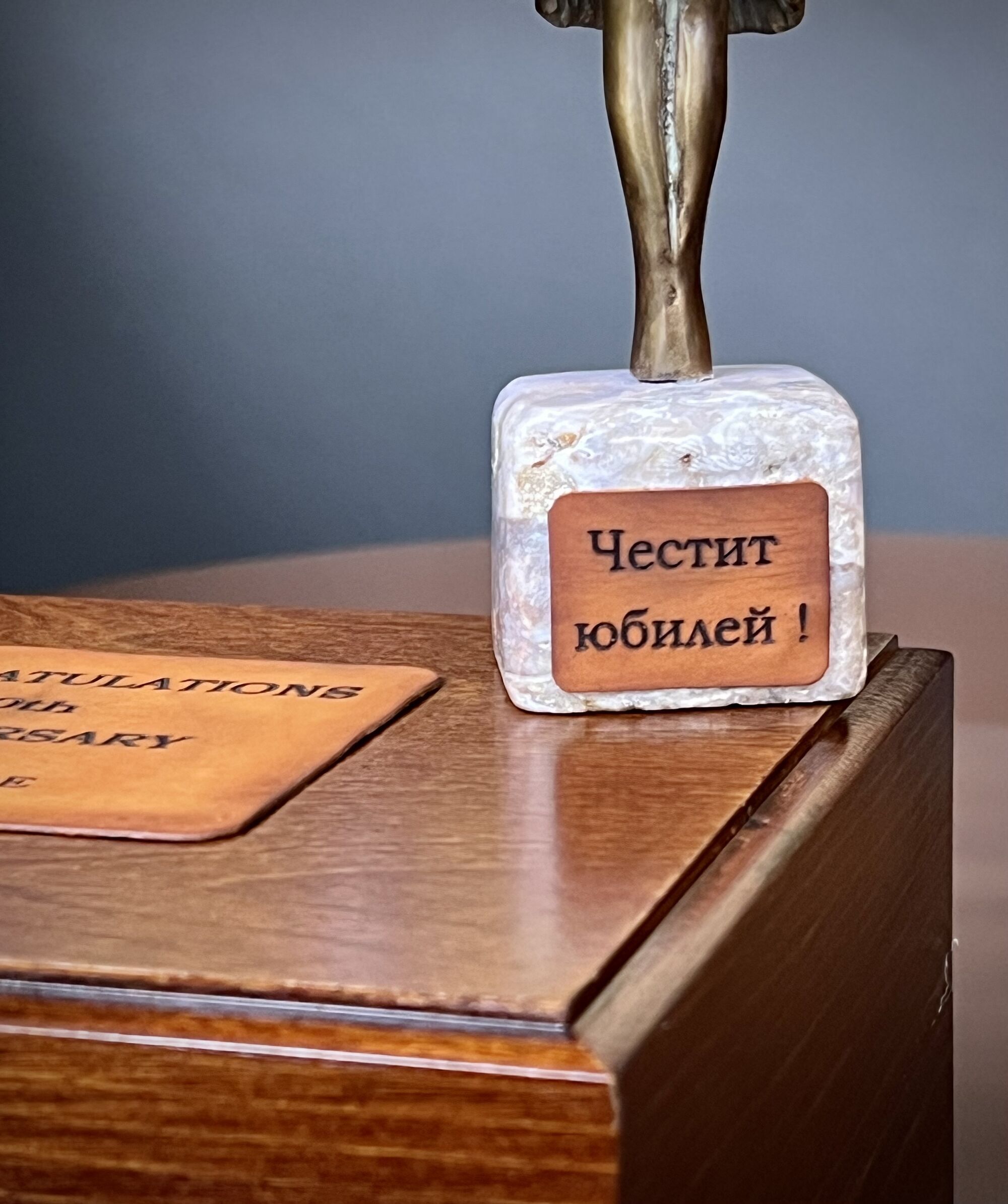 Лазерно гравиране на фирмен сувенир