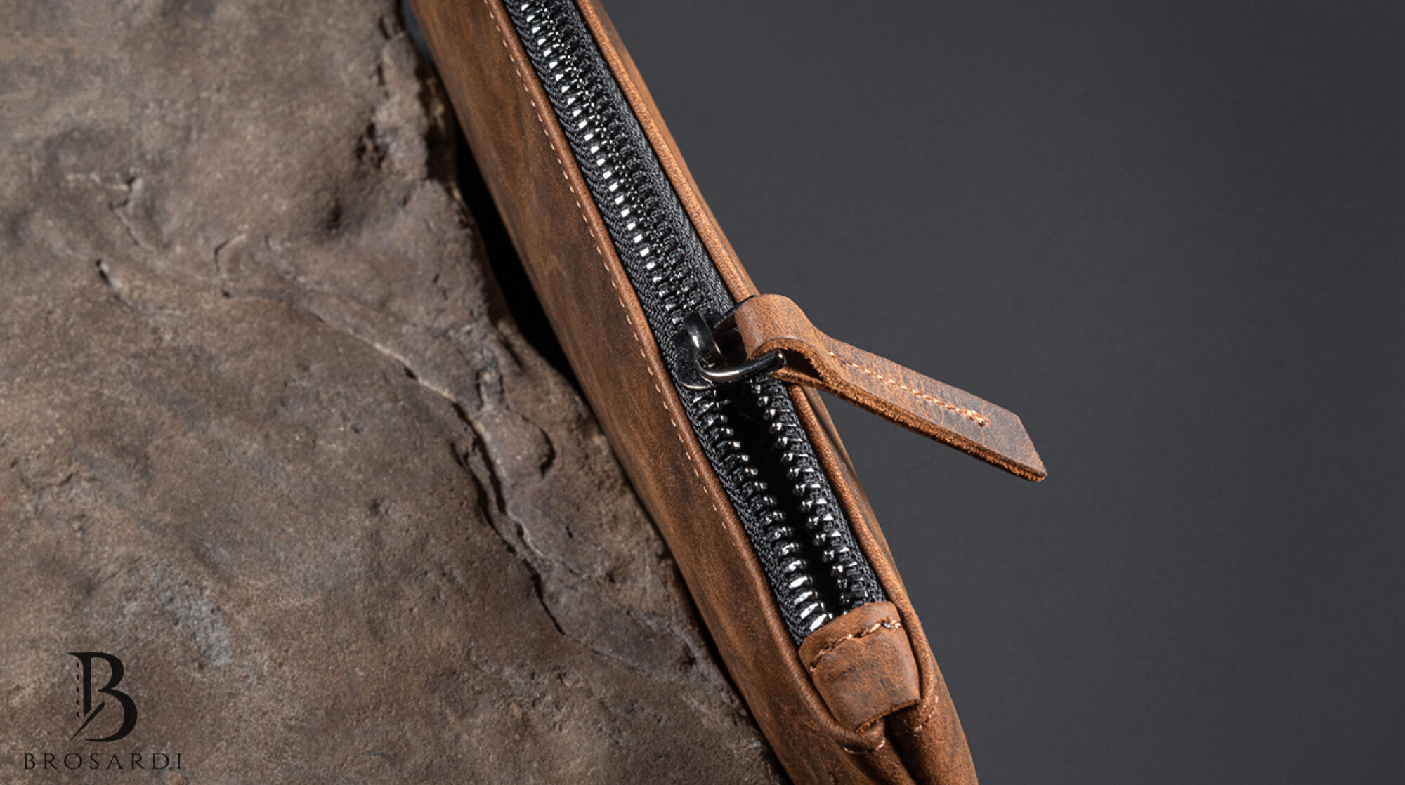 Профил на кафяв кожен клъч от естествена кожа с висок клас конци